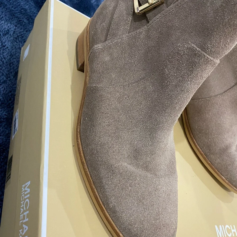 ⭐️PRICE⬇️  
Michael Kors - Khaki Salem Bootie - 7M - Picture 9 of 10